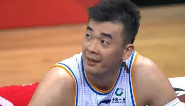 叶辰还比他强一点，因为当初萧老爷子为了让他跟萧初然培养感情，还专门把他送到了金陵大学读了一年书。